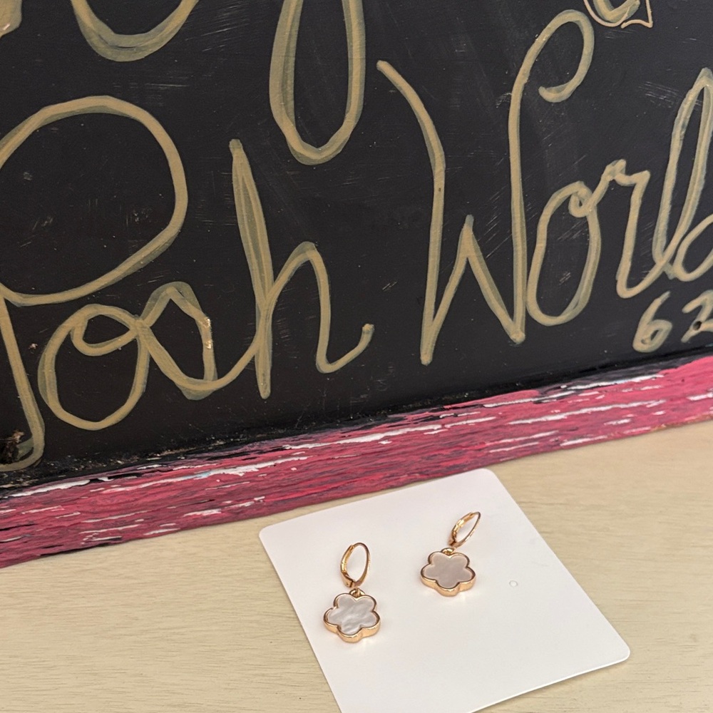 ☀️Chic Gold and White Clover Earrings NWT ☀️3/$12